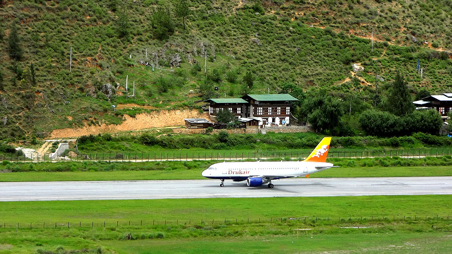 Paro-Airport, Landing view